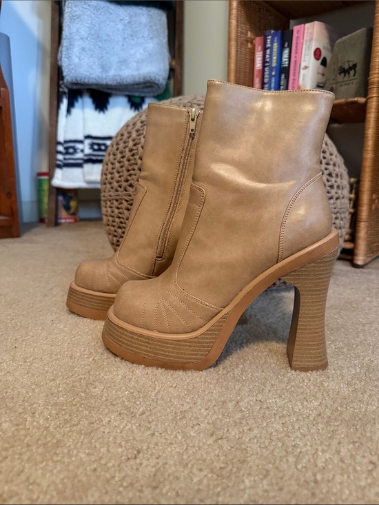 Street Feet Shoes - Y2K Chunky Tan Heeled Boots
